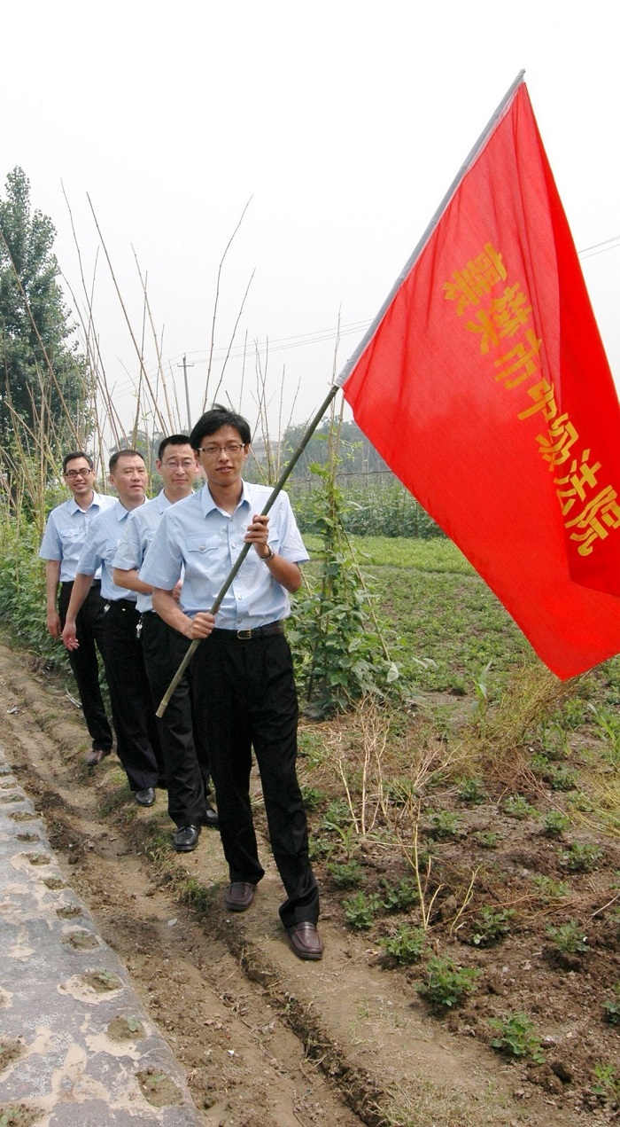 2009年4月1日，蘇軼法官在襄城龐公鄉巡回辦案.jpg