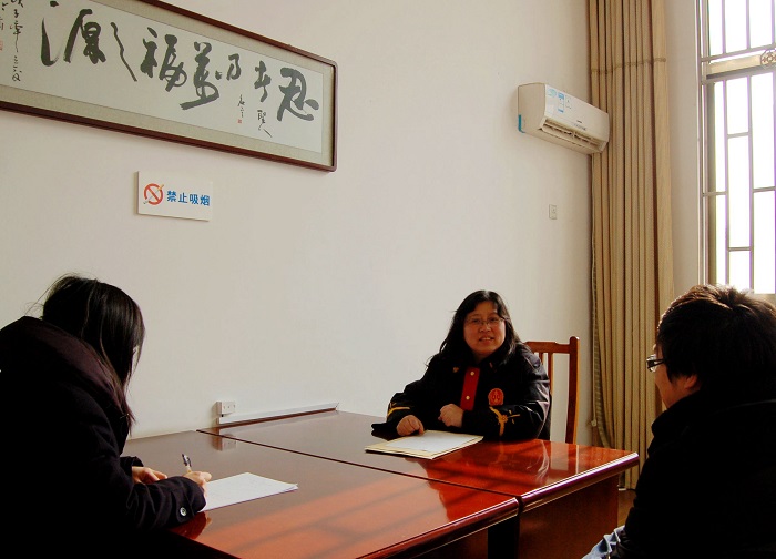 王玲向刑事附帶民事訴訟原告作調解工作.jpg