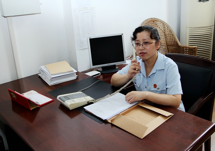 王玲在與當事人電話溝通.jpg
